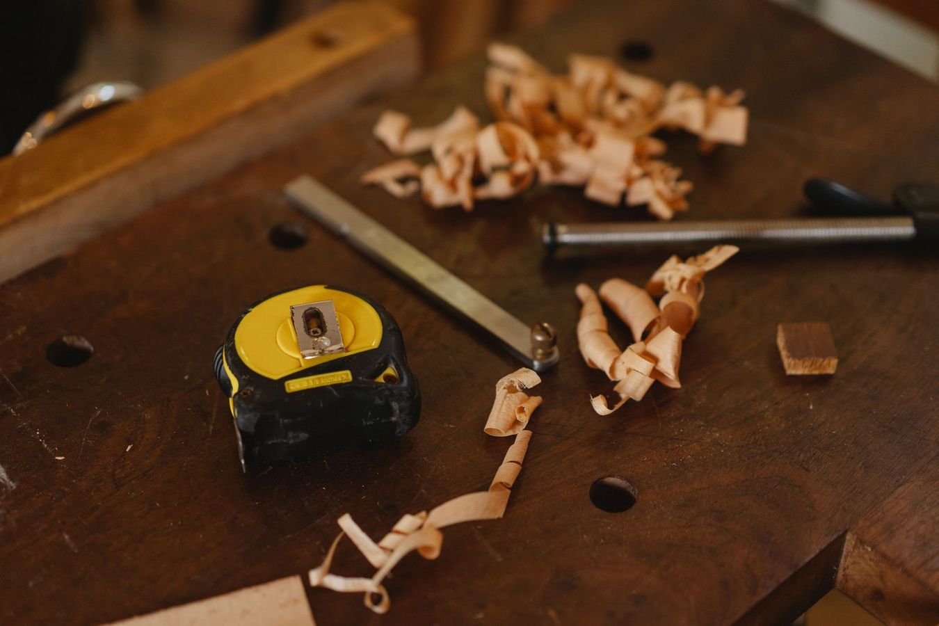Outils et copeaux de bois sur établi